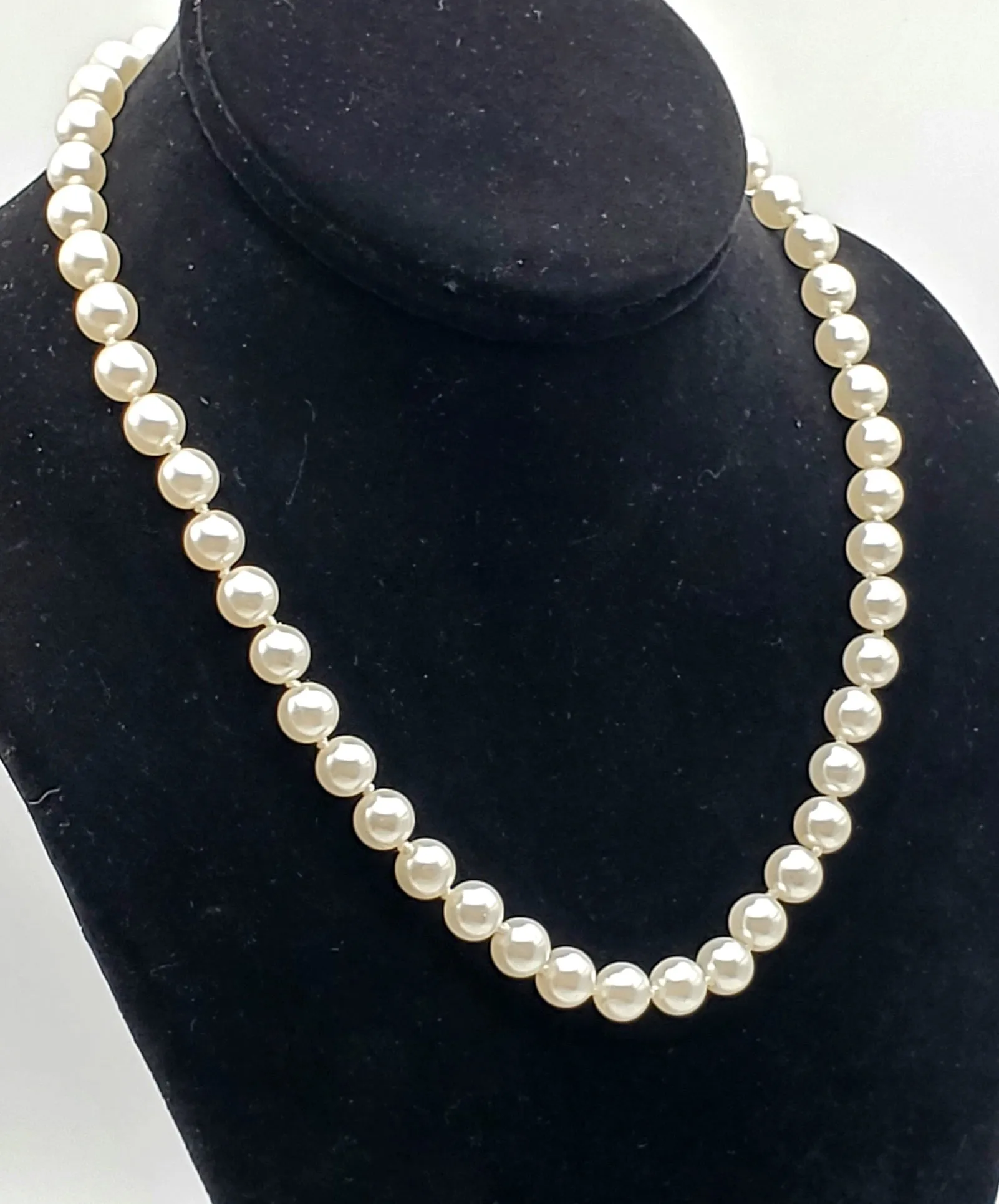 Vintage Single Strand Faux Pearl Necklace with Gold Tone Screw Clasp - 18.5"